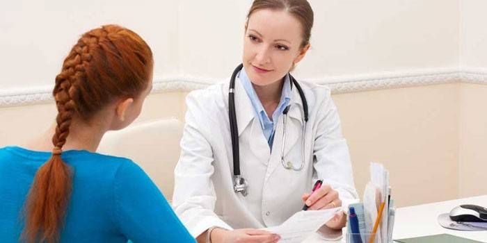 Garota na consulta com um médico