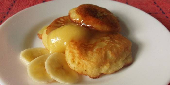 Panqueques con miel y plátanos en un plato