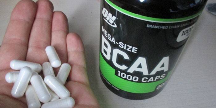 Cápsulas de BCAA na palma da sua mão