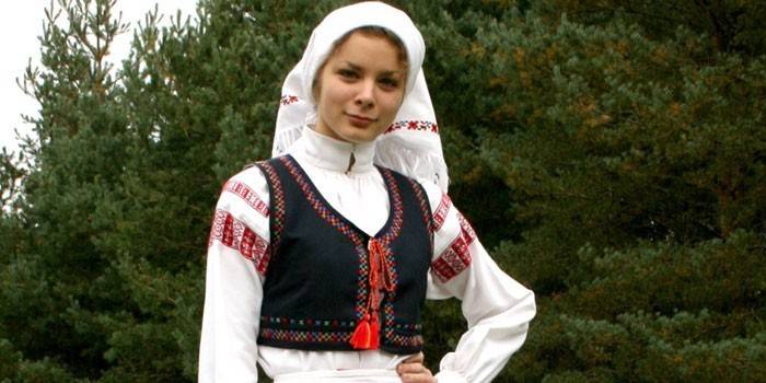 La chica del traje nacional bielorruso