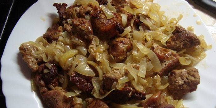 Espetos de carne de porco prontos a comer com cebolas