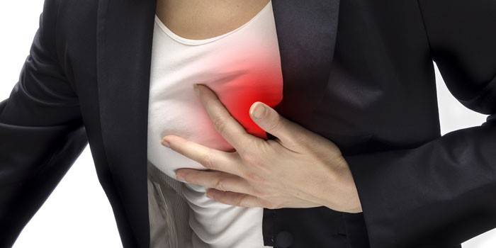 La mujer tiene dolor de corazón.