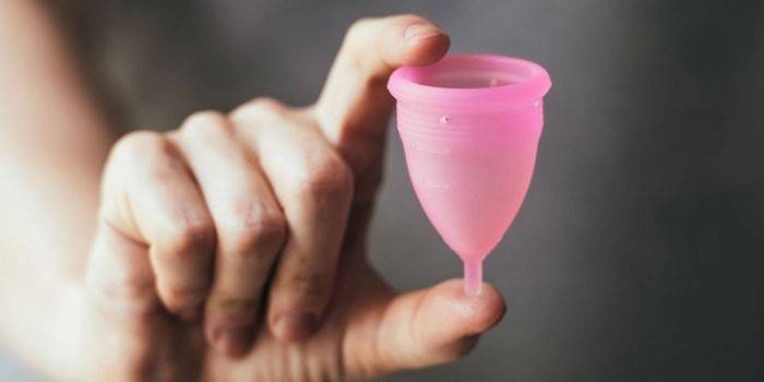 Boné menstrual na mão