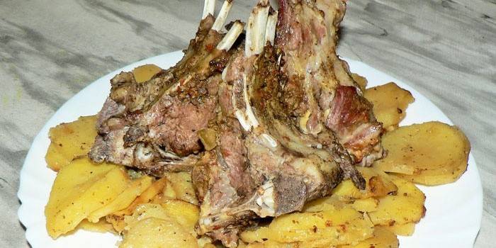 Danie z pieczonymi żebrami jagnięcymi na poduszce z ziemniaków