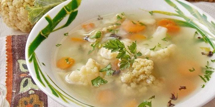 Sopa de legumes com couve-flor em um prato
