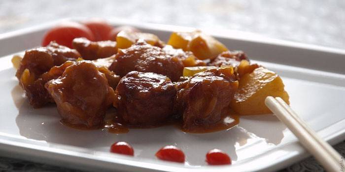 Pedaços de frango com abacaxi