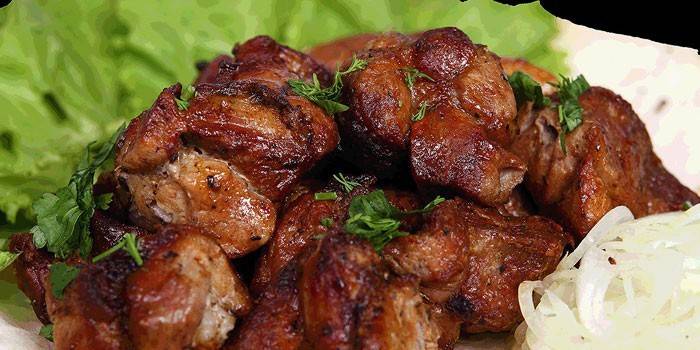 Carne de porco pronta antes de servir