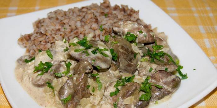 Hígado de pollo en salsa de crema agria con trigo sarraceno