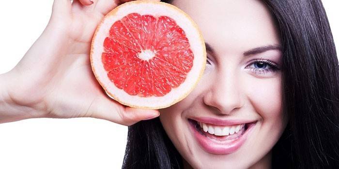 Niña y pomelo