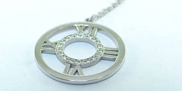 Reloj colgante de oro blanco con diamantes
