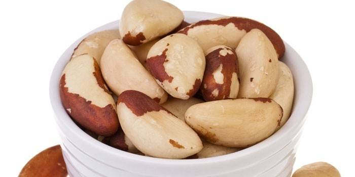 Nueces de Brasil en un plato