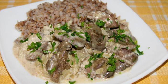 Hígado con salsa de crema agria y trigo sarraceno