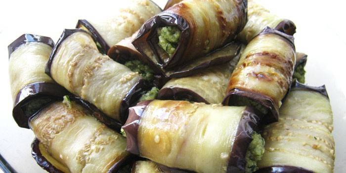 Rollos de berenjenas rellenas de hierbas y ajo