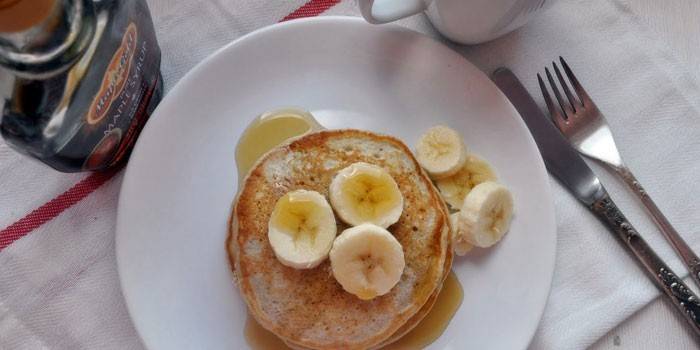 Panqueques de plátano en un plato