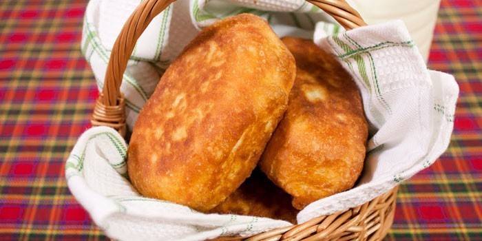 Empanadas fritas rellenas de repollo en una canasta