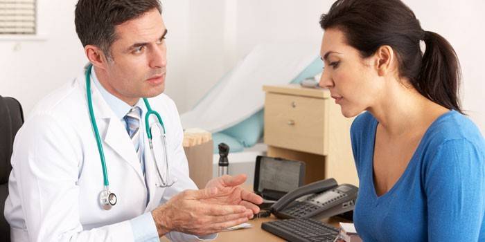 Mulher na consulta do médico