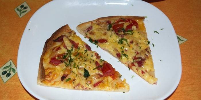 Duas fatias de pizza em um prato
