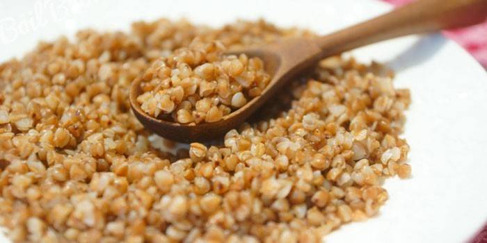 Trigo sarraceno suelto en un plato