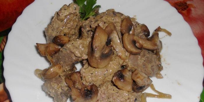 Hígado con champiñones en crema agria