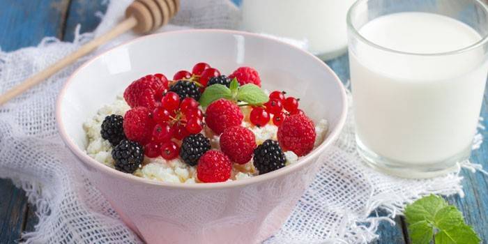 Requeijão com frutas e um copo de leite