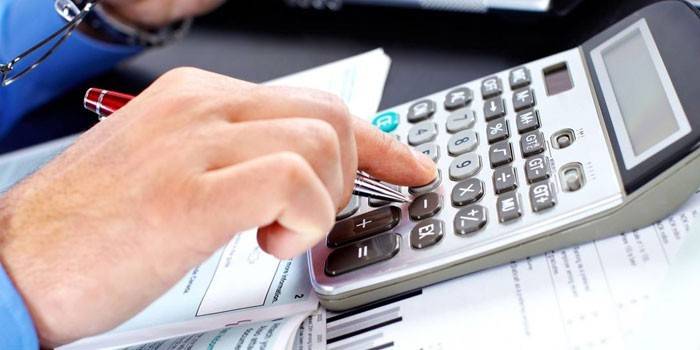 O homem conta com uma calculadora