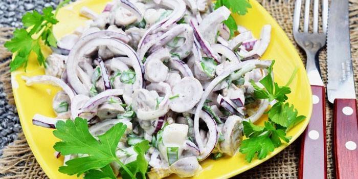 Salada com corações de frango e cebola em conserva