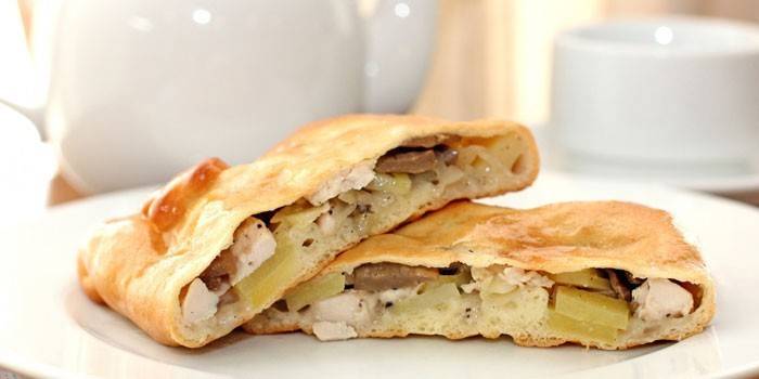 Dos rebanadas de pastel relleno