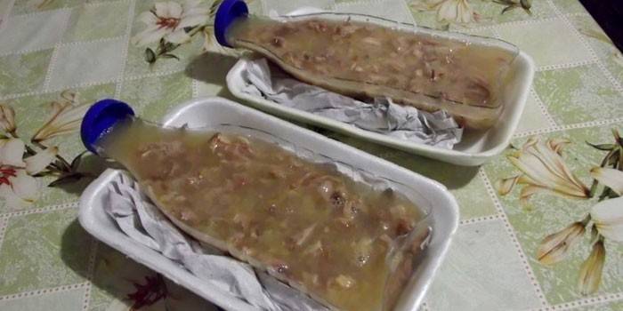 Pollo en gelatina en botellas de plástico