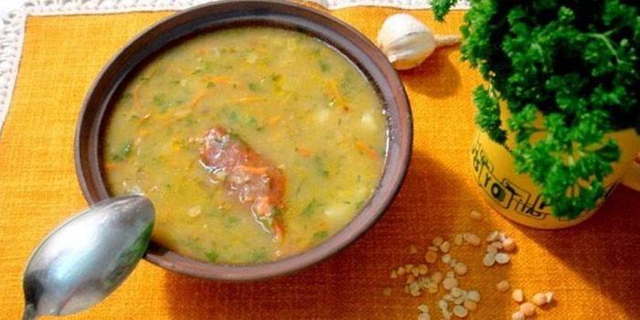 Sopa de guisantes y pollo ahumado