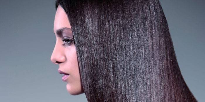 Chica con el pelo laminado