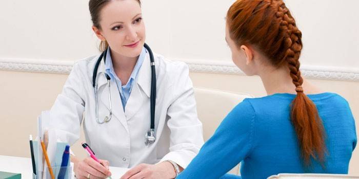 Chica en la cita del doctor