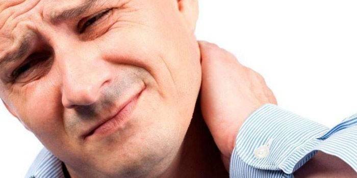 Hombre sujetando su cuello