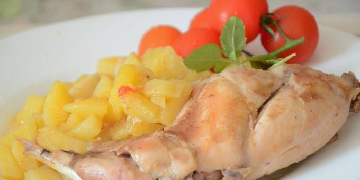 Perna de coelho assado com batatas num prato