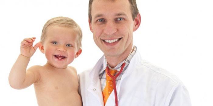 Doktor s dieťaťom v náručí