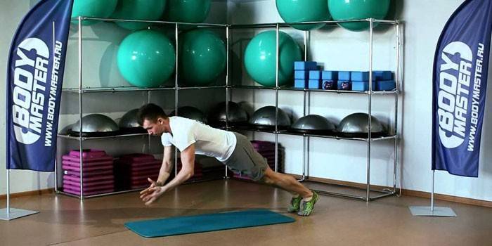 El chico realiza flexiones pliométricas
