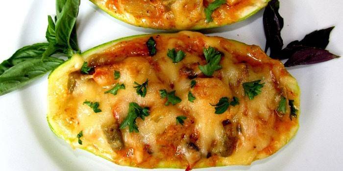 Calabacín al horno medio con relleno de queso y verduras