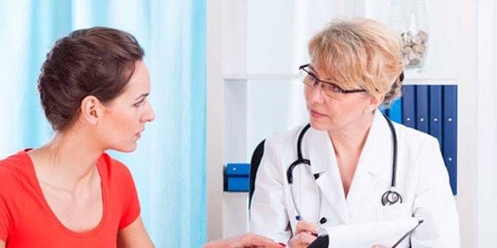 Mulher consulta um médico