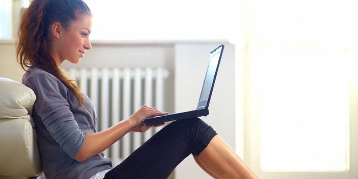 Menina no laptop