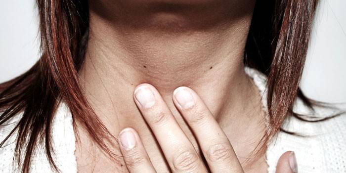 La mujer se llevó la mano a la garganta