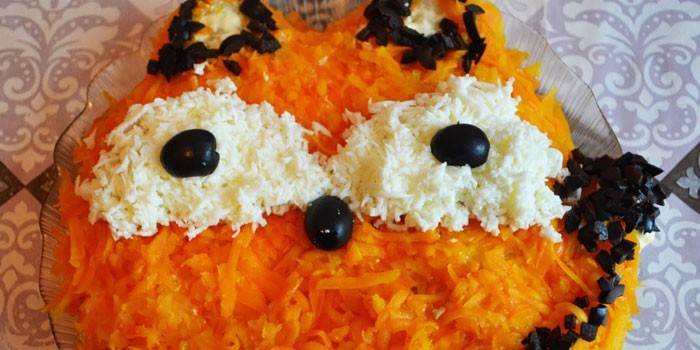 Salada em forma de raposa em uma travessa