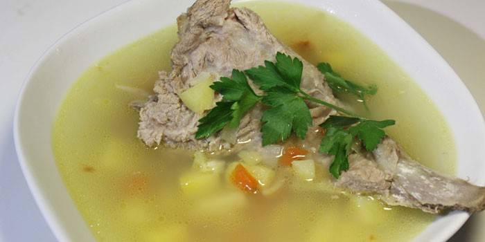 Sopa com costelinha de porco e legumes
