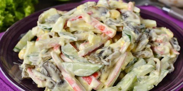 Salada com varas de caranguejo e champignon