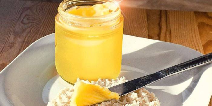Ghee en un frasco