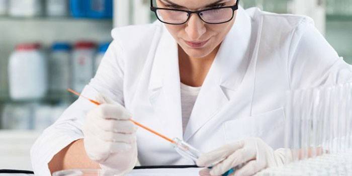 Pracownik laboratorium prowadzi badania