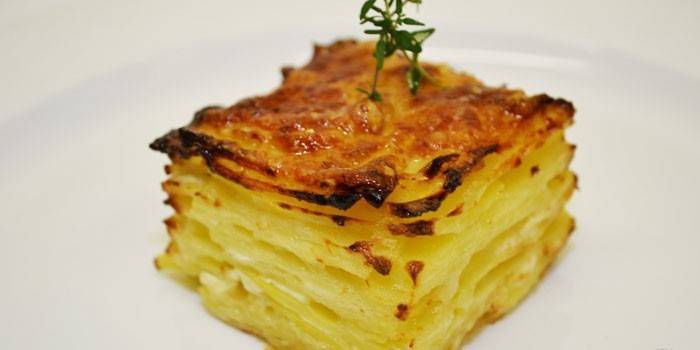 Patatas gratinadas en un plato
