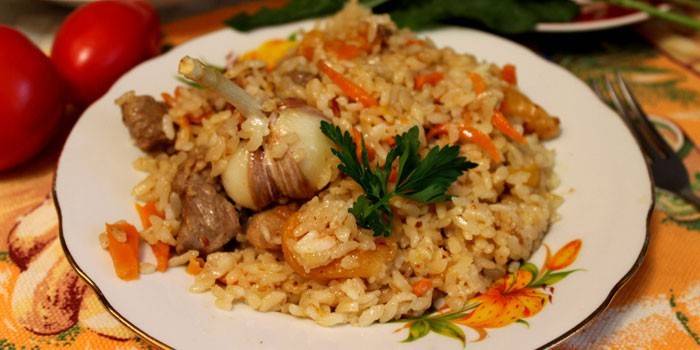 Pilaf s mäsom na tanieri