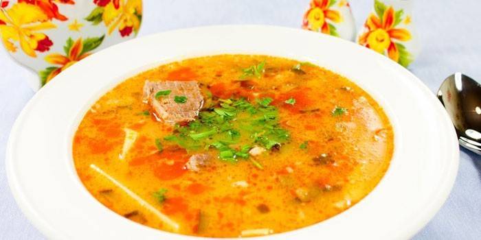 Rassolnik no caldo de carne