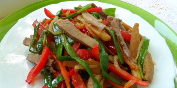 Ensalada tibia con lengua de ternera hervida