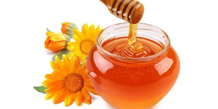 Querida em uma jarra e flores