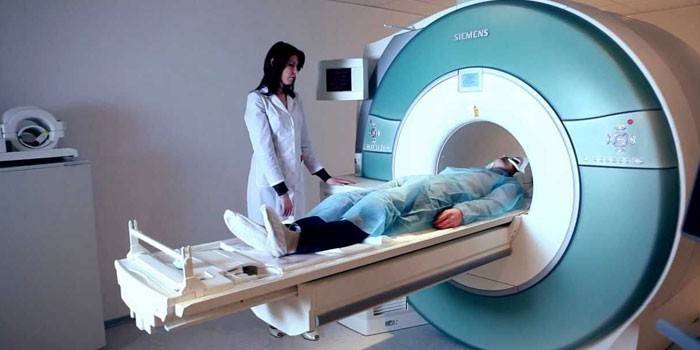 Pacient pri zobrazovaní magnetickou rezonanciou
